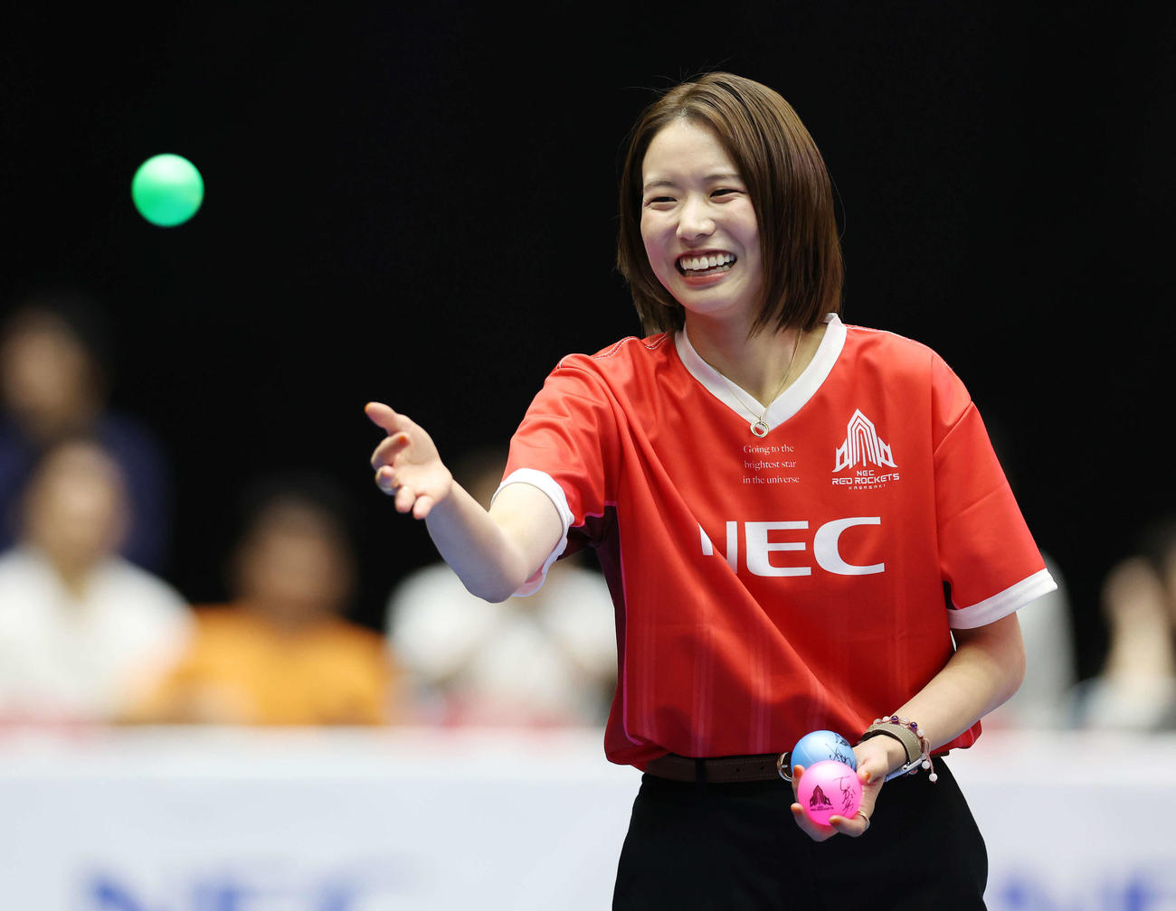 NEC川崎対埼玉上尾　引退セレモニーで笑顔でボールを投げ入れる古賀紗理那さん（撮影・宮地輝）