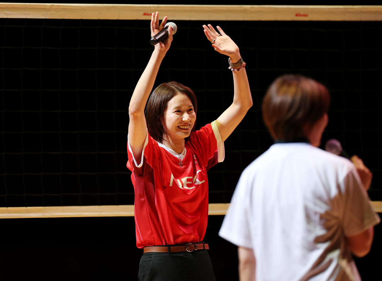 NEC川崎対埼玉上尾　引退セレモニーで手を振る古賀紗理那さん（撮影・宮地輝）