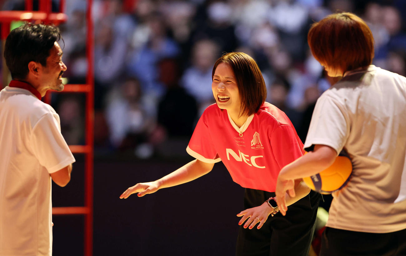 NEC川崎対埼玉上尾　引退セレモニーで笑顔を見せる古賀紗理那さん（撮影・宮地輝）