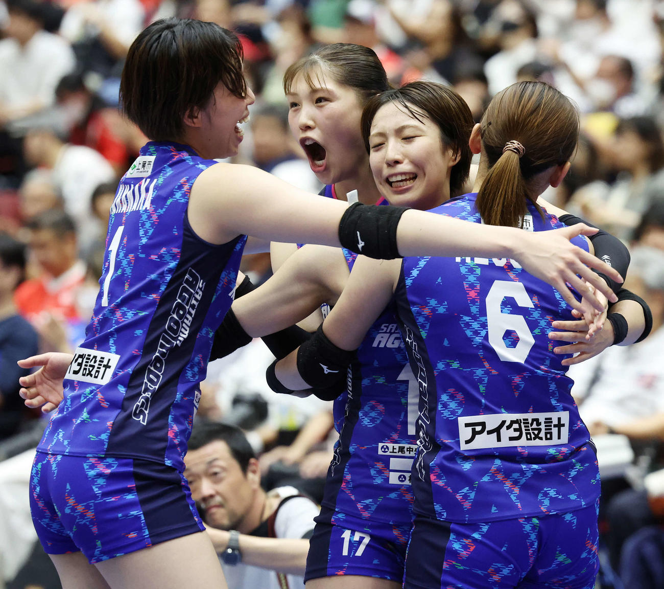 NEC川崎対埼玉上尾　勝利を喜ぶ埼玉上尾黒後（中央左）ら（撮影・宮地輝）