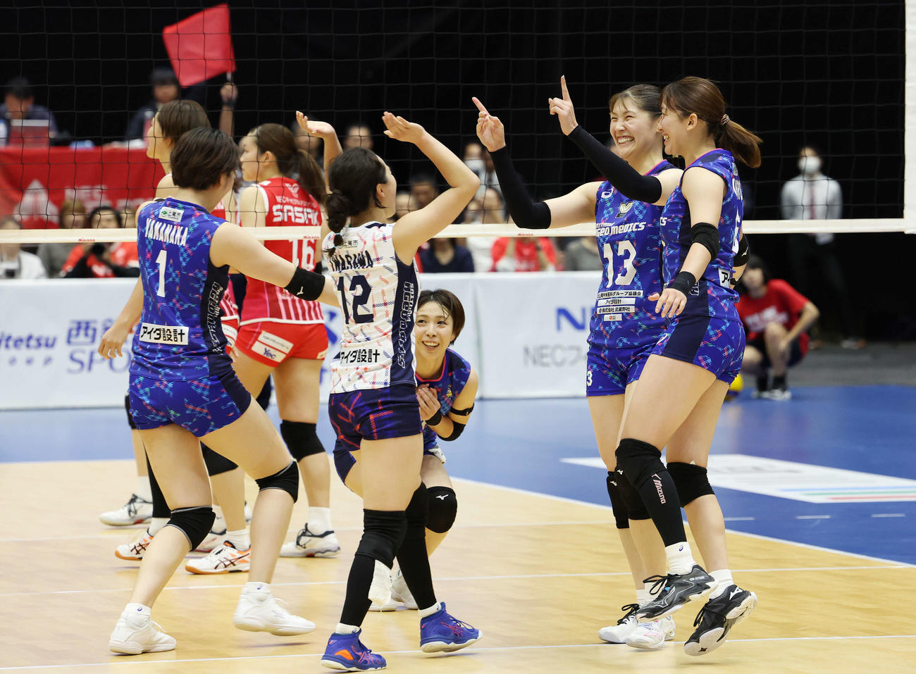 NEC川崎対埼玉上尾　第3セット、スパイクを決め勝利した黒後（右から2人目）はチームメートと喜ぶ（撮影・宮地輝）
