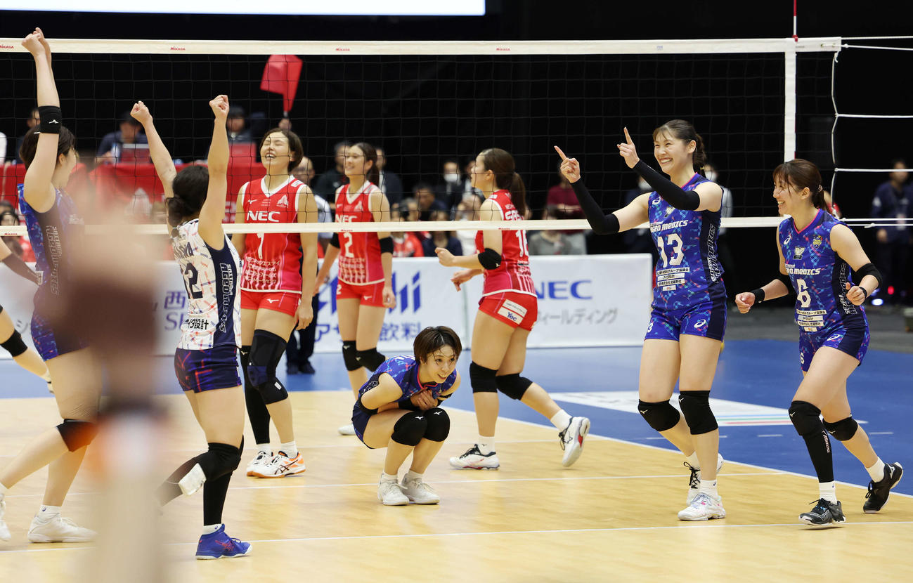 NEC川崎対埼玉上尾　第3セット、スパイクを決め勝利した黒後（右から2人目）はチームメートと喜ぶ（撮影・宮地輝）