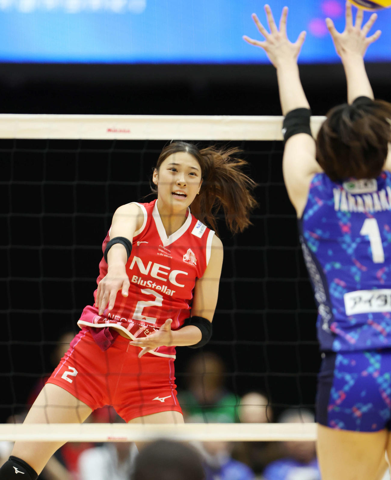 NEC川崎対埼玉上尾　第2セット、スパイクを決めるNEC川崎佐藤（撮影・宮地輝）