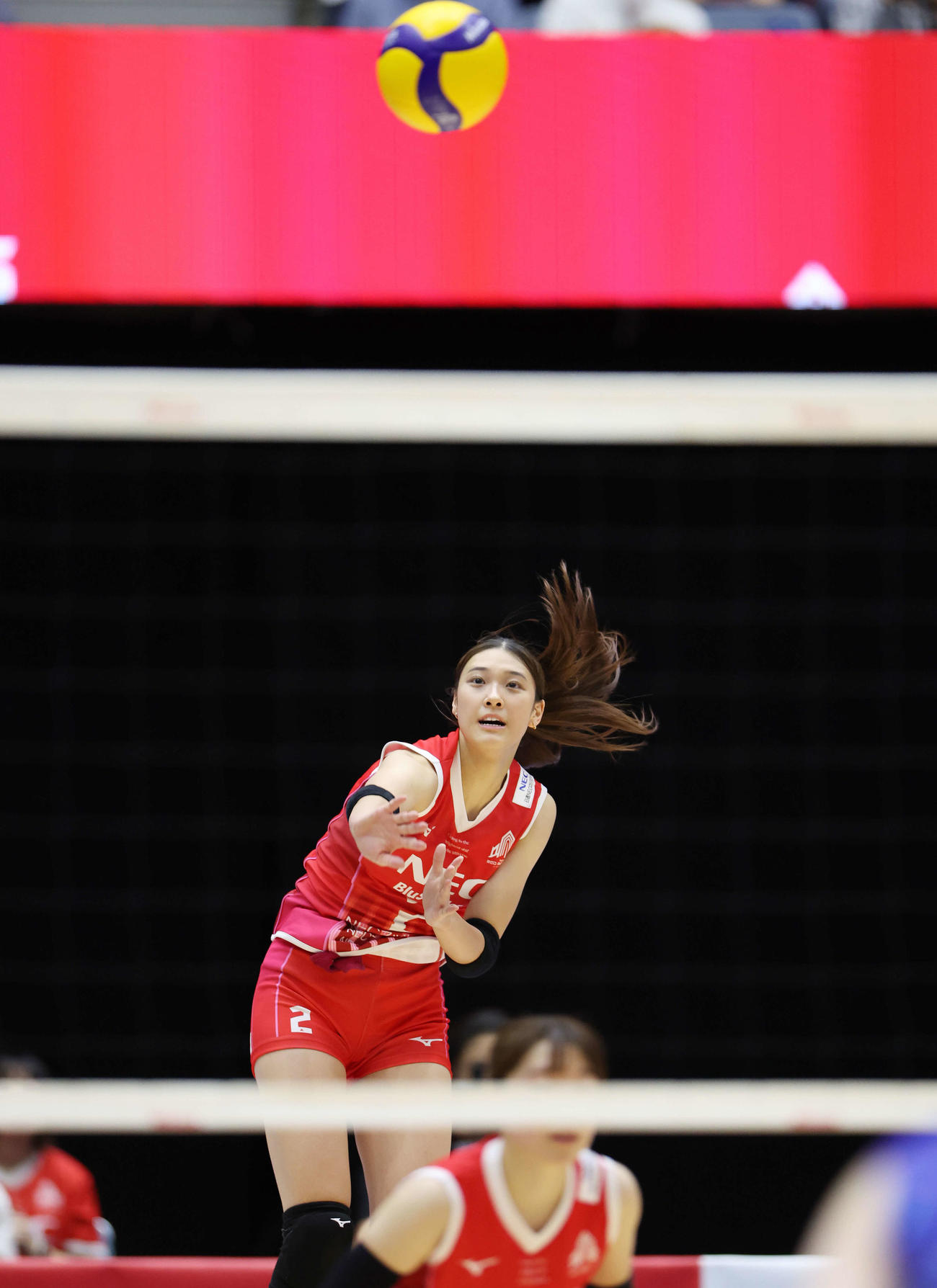 NEC川崎対埼玉上尾　第2セット、サーブを放つNEC川崎佐藤（撮影・宮地輝）