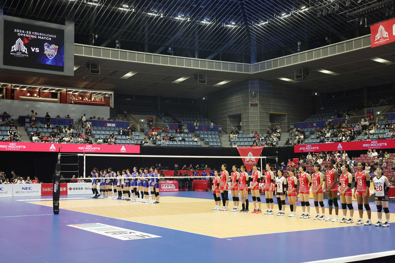 NEC川崎対埼玉上尾　試合前、整列する両チームの選手たち（撮影・宮地輝）
