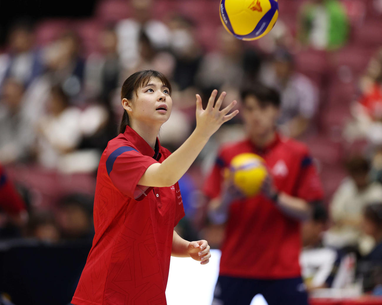 NEC川崎対埼玉上尾　試合前、ウオーミングアップを手伝うNEC川崎山田（撮影・宮地輝）