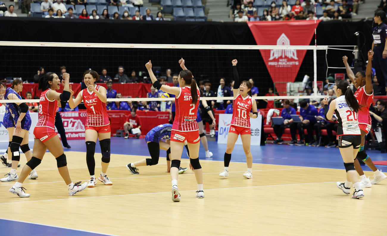 NEC川崎対埼玉上尾　第1セット、得点を奪いガッツポーズするNEC川崎の選手たち（撮影・宮地輝）