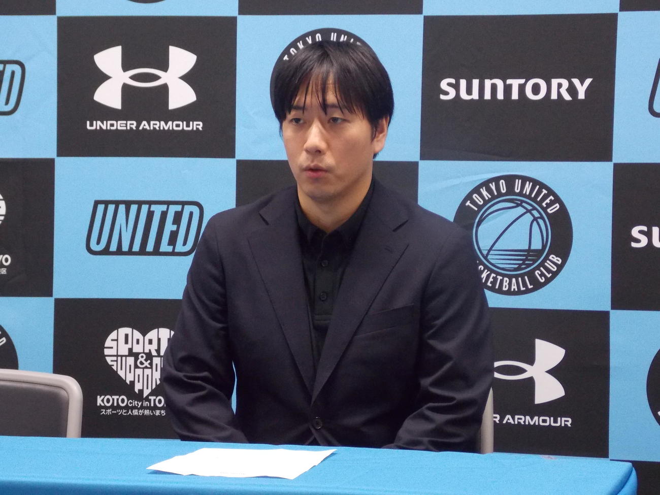 岩手戦の勝利後、記者会見で思いを語るB3東京Uの橋爪純ヘッドコーチ（撮影・松本航）