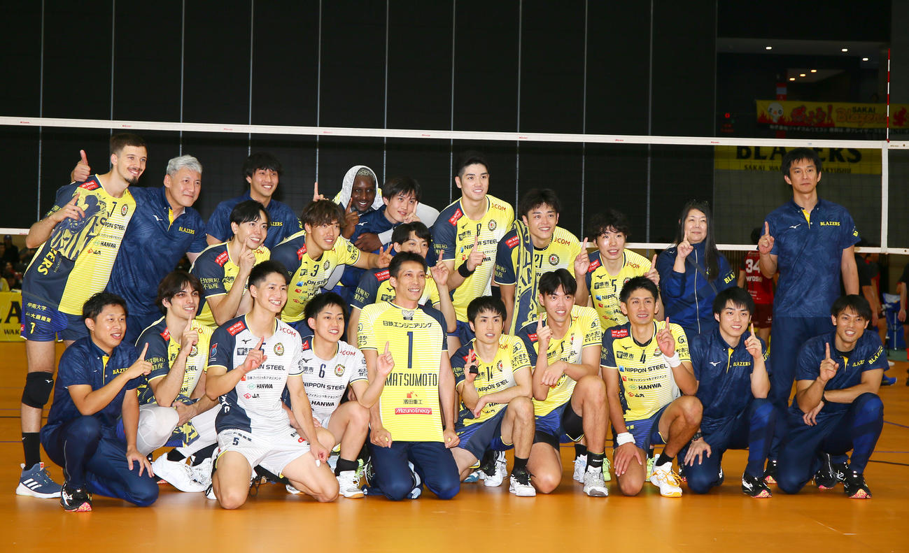 日本製鉄堺対V北海道　V北海道に勝利し記念撮影をする日本製鉄堺の選手たち（撮影・上山淳一）