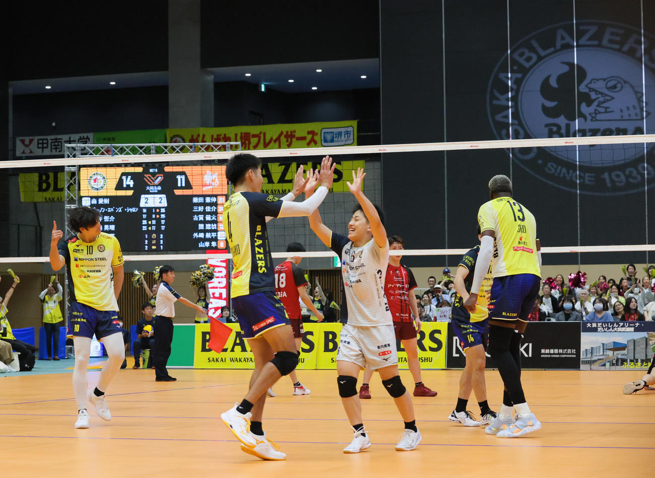 日本製鉄堺対V北海道　フルセットでV北海道に勝利し喜ぶ日本製鉄堺の選手たち（撮影・上山淳一）