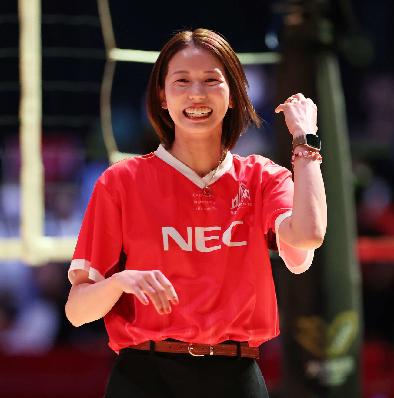 NEC川崎対埼玉上尾　引退セレモニーで笑顔を見せる古賀紗理那さん（撮影・宮地輝）