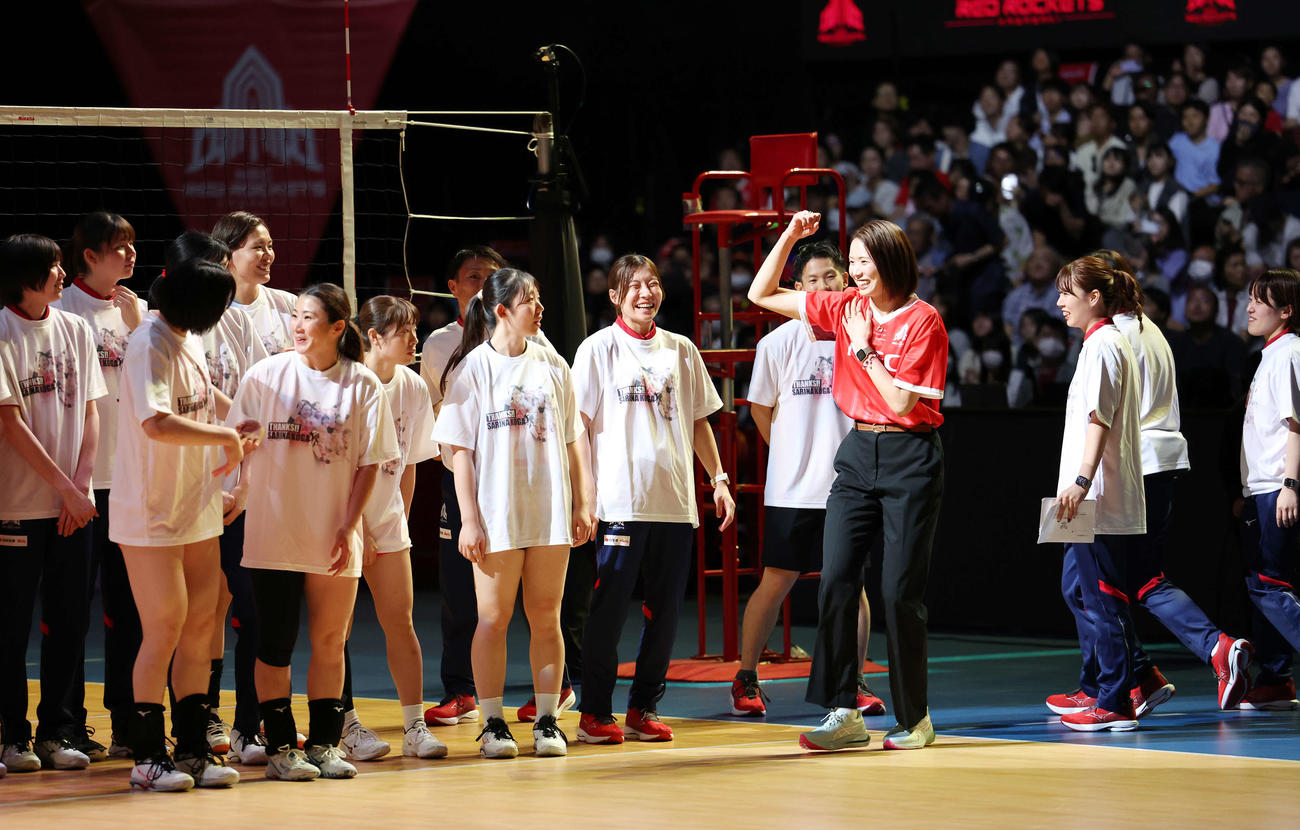 NEC川崎対埼玉上尾　引退セレモニーで笑顔で肩を回す古賀紗理那さん（右から3人目）（撮影・宮地輝）