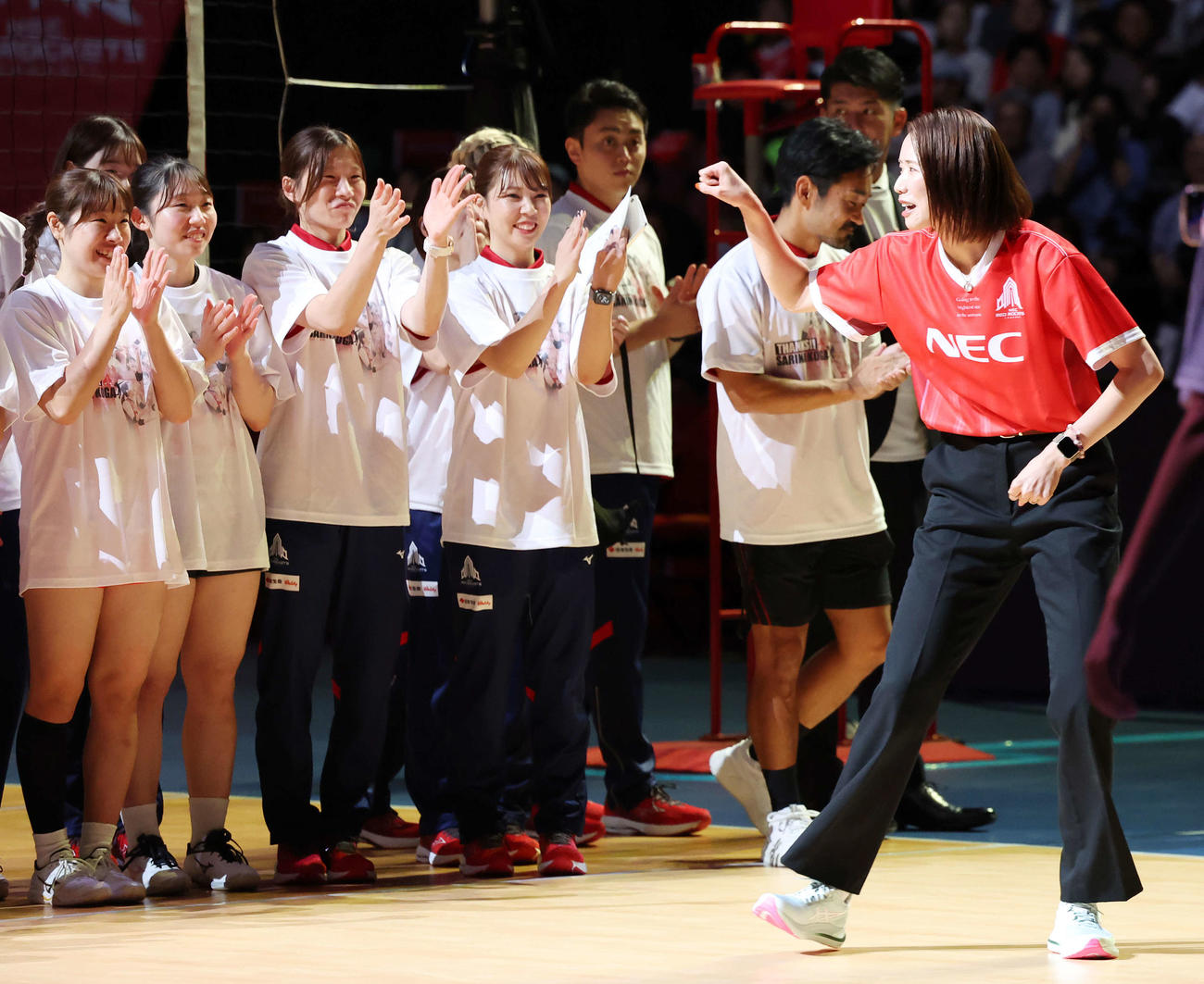 NEC川崎対埼玉上尾　引退セレモニーで選手たちにエールを送る古賀紗理那さん（右）（撮影・宮地輝）