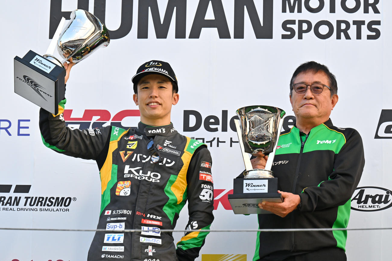 スーパーフォーミュラ第7戦、第6戦に続き富士で2連勝となる今季3勝目を挙げた坪井翔はポイントランキング首位に浮上。舘信秀監督（右）と笑顔を見せる（JRP提供）