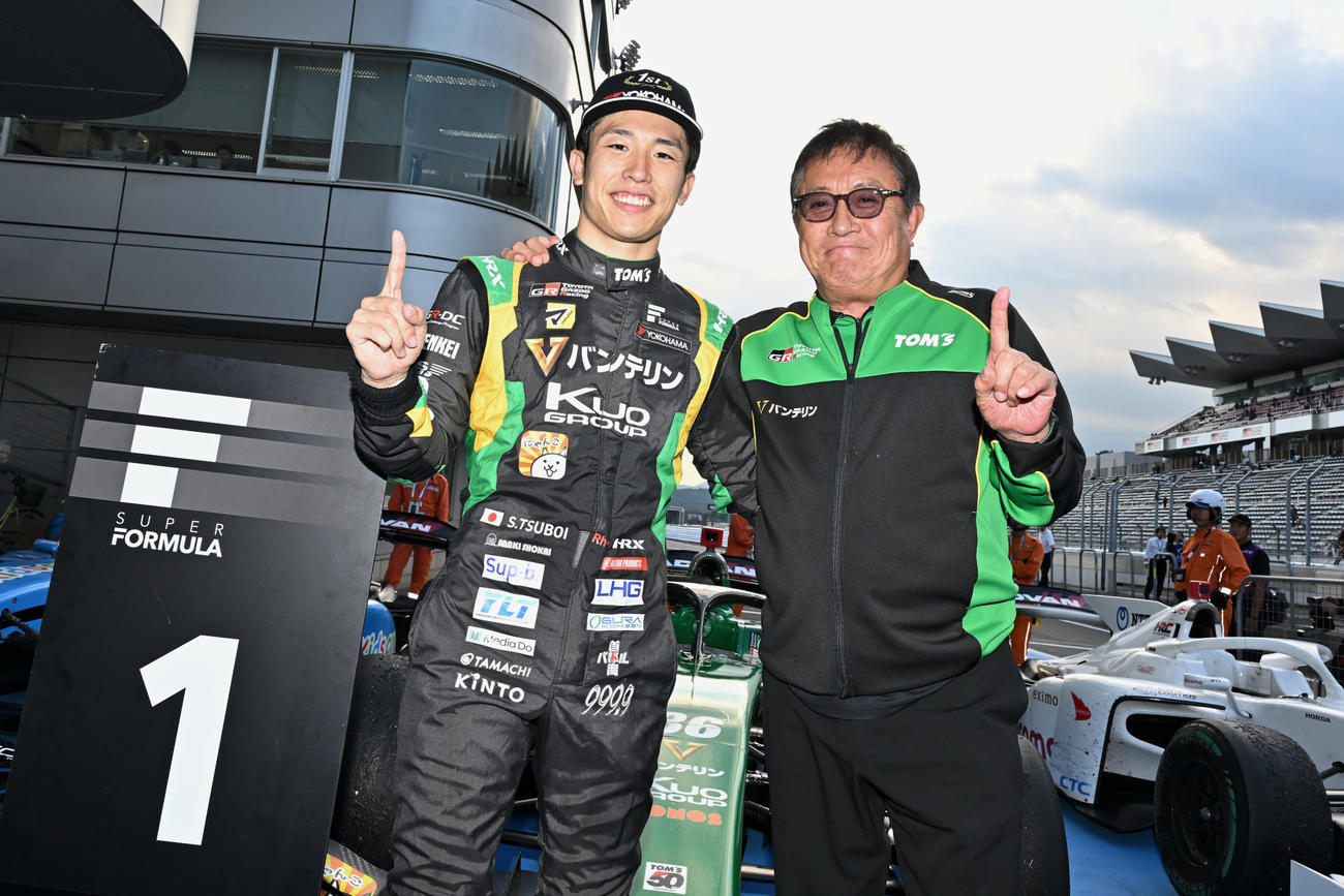 スーパーフォーミュラ第7戦、第6戦に続き富士で2連勝となる今季3勝目を挙げた坪井翔はポイントランキング首位に浮上。舘信秀監督（右）と笑顔を見せる（JRP提供）