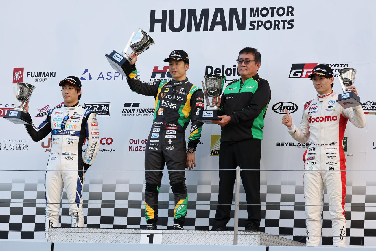 スーパーフォーミュラ第7戦、表彰台に上がった、左から2位の福住仁嶺、優勝した坪井翔、舘信秀監督、3位の牧野任祐（JRP提供）