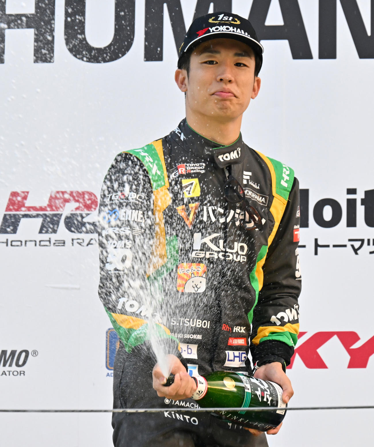 スーパーフォーミュラ第7戦、第6戦に続き富士で2連勝となる今季3勝目を挙げた坪井翔はポイントランキング首位に浮上し、表彰台でスパークリング大吟醸をはじけさせる（JRP提供）