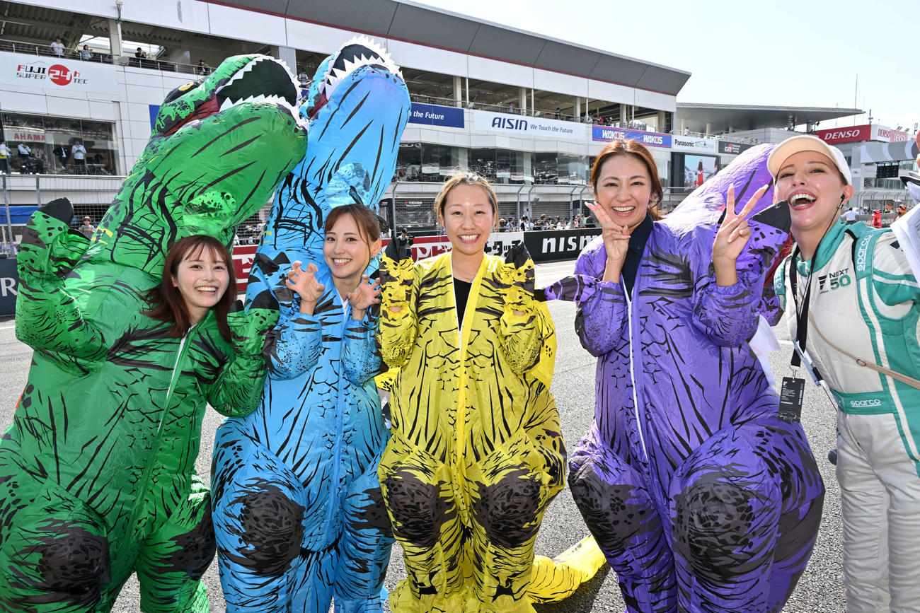 スーパーフォーミュラ第7戦富士で行われた、大運動会スーパーティラノサウルスレースで笑顔を見せる参加者（JRP提供）