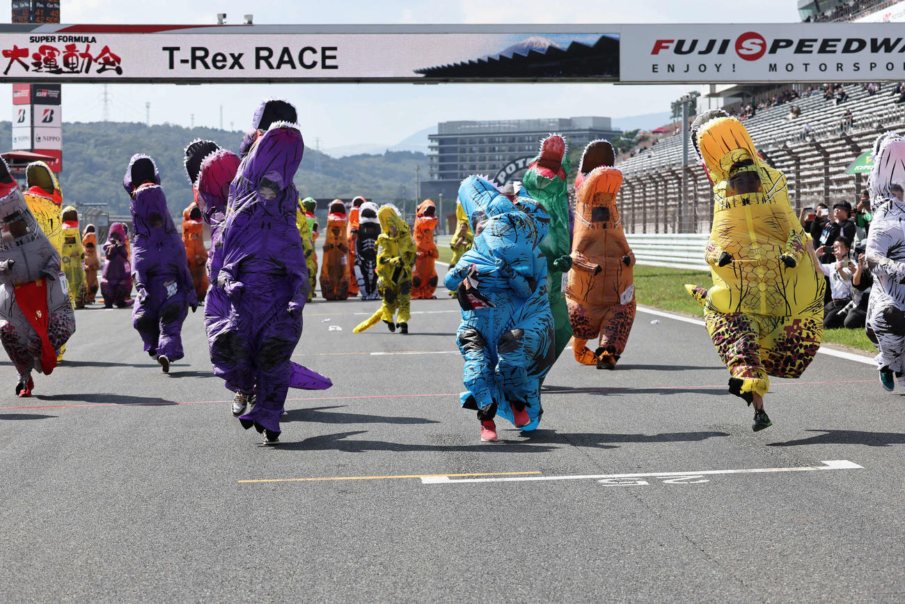 スーパーフォーミュラ第7戦富士で行われた、大運動会スーパーティラノサウルスレースで全力疾走する参加者（JRP提供）
