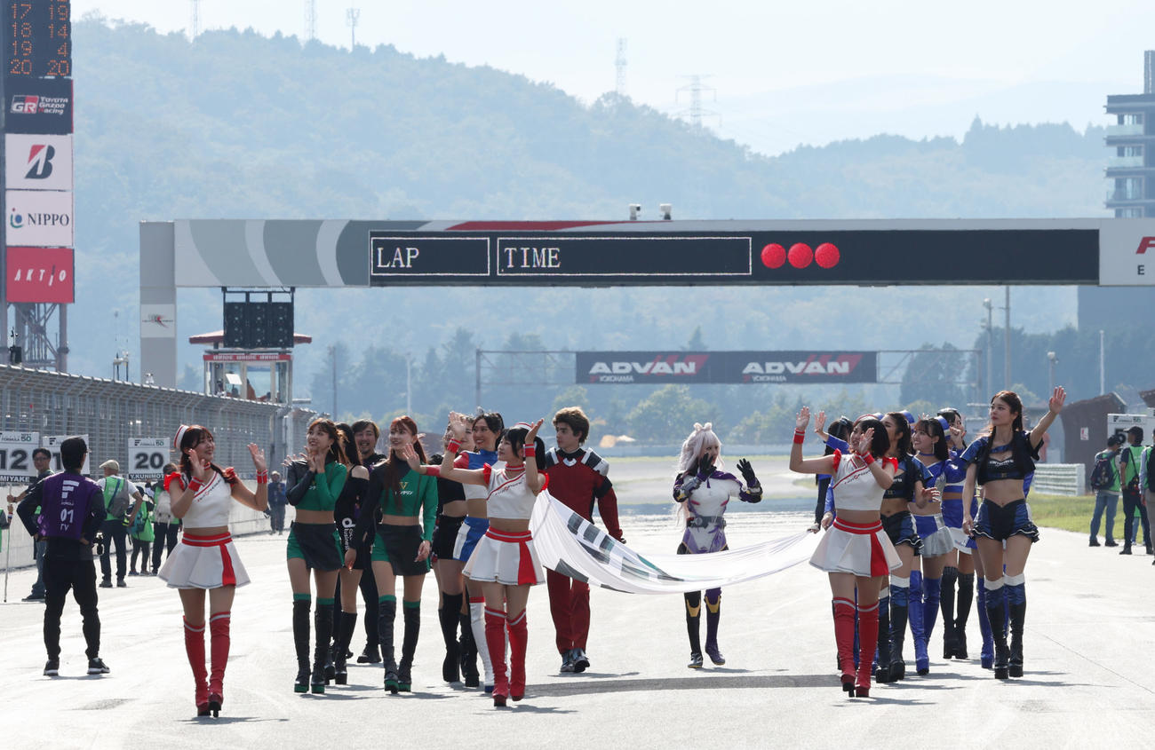 スーパーフォーミュラ第7戦決勝のスタート進行を行う各チームのキャンペーンガール（JRP提供）