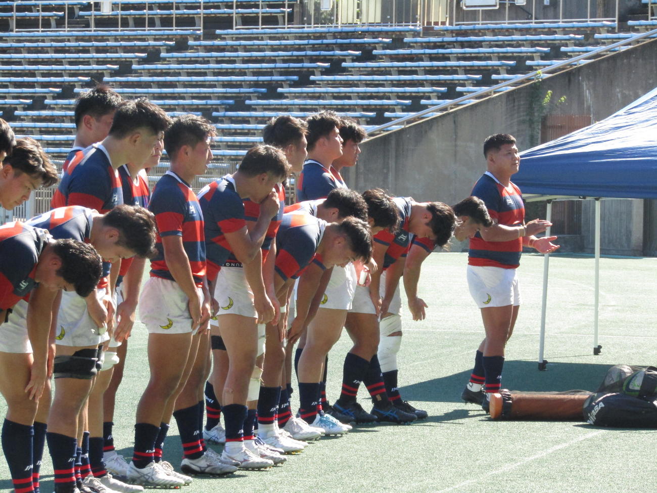 開幕3連勝を飾った関学大はスタンドの声援にあいさつする