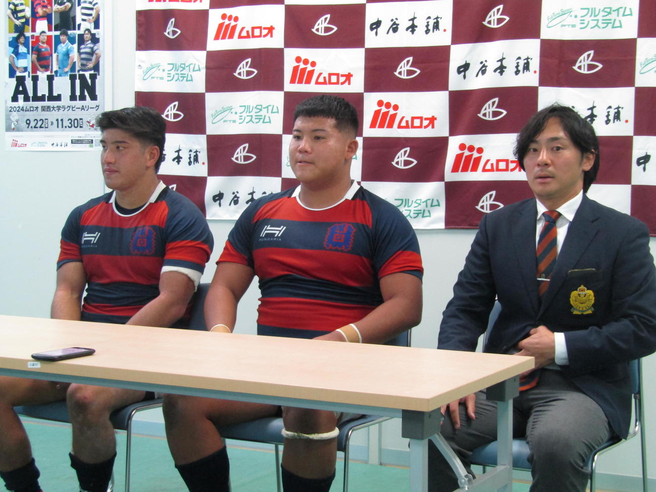 開幕3連勝を飾った関学大の会見に出席した右から、小樋山樹監督、主将のフッカー平生翔大、CTB松本壮馬