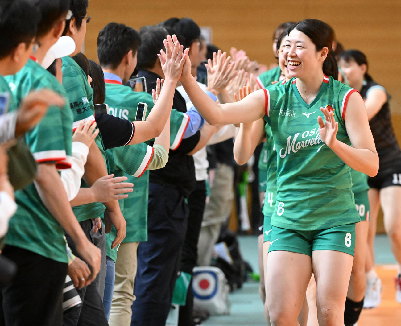 大阪M対東レ滋賀　田中主将を先頭にファンと勝利のタッチをする大阪Mの選手（撮影・前岡正明）