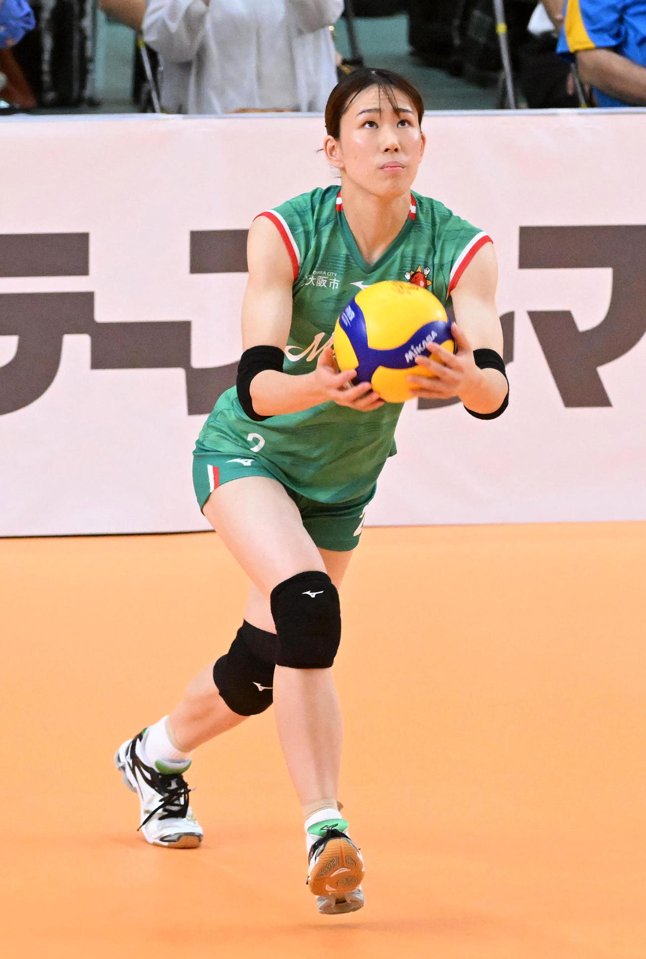 大阪M対東レ滋賀　第2セット、サーブを打つ大阪M・林（撮影・前岡正明）