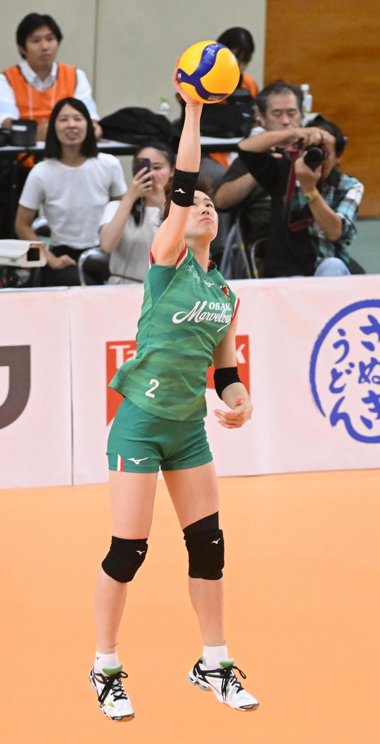 大阪M対東レ滋賀　第2セット、サーブを打つ大阪M・林（撮影・前岡正明）