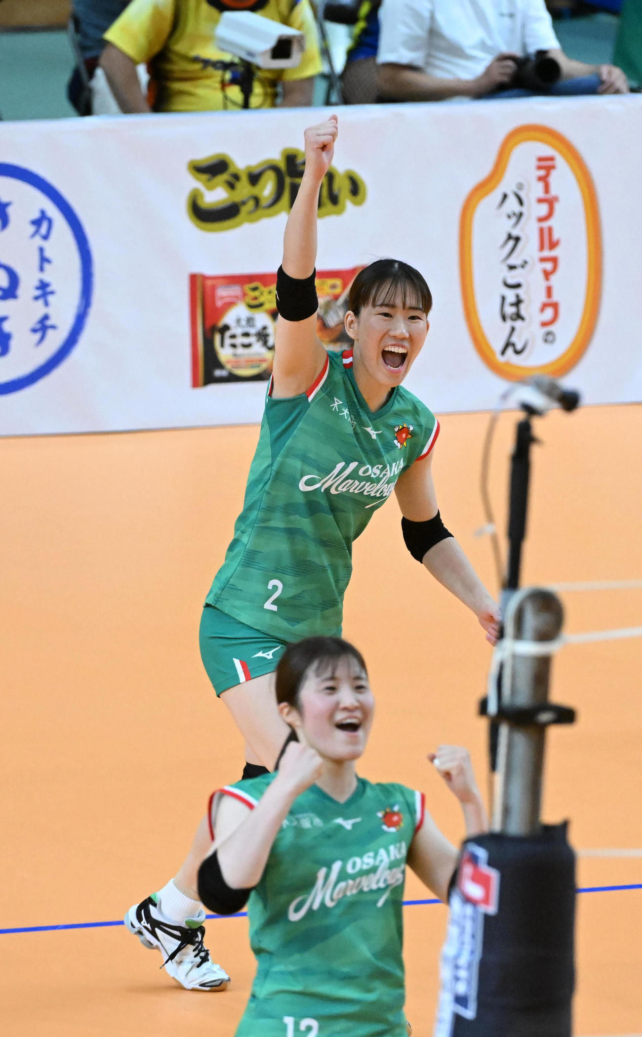 大阪M対東レ滋賀　第2セット、チームの得点に喜ぶ大阪M・林（撮影・前岡正明）