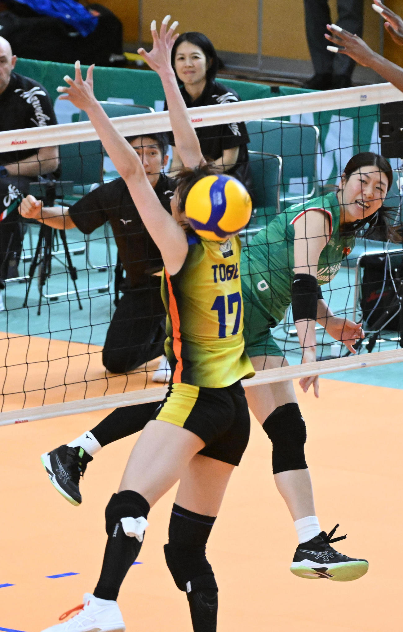 大阪M対東レ滋賀　第2セット、スパイクを決める大阪M・田中（撮影・前岡正明）