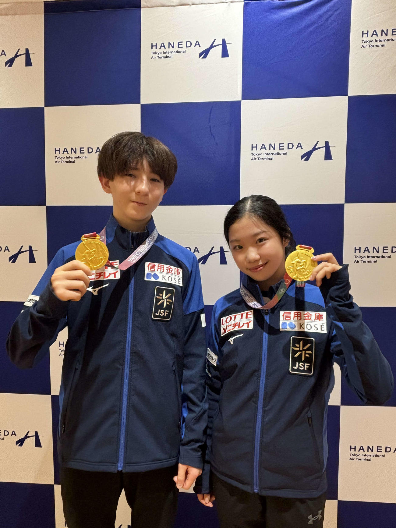 ジュニアグランプリシリーズ最終戦の中国大会を制し、帰国した中井亜美（右）と中田璃士（撮影・松本航）