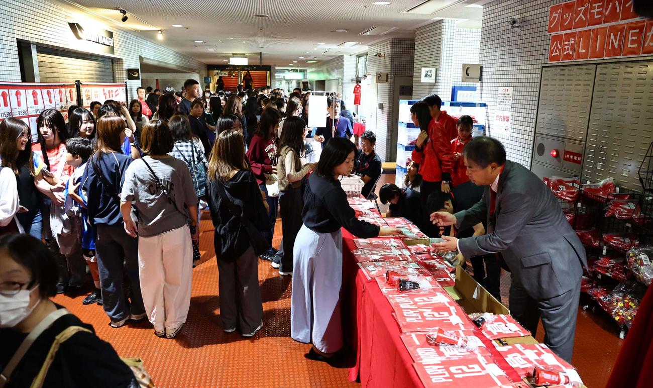 サントリー対大阪B　サントリーのグッズ売り場に並ぶファン（撮影・上田博志）