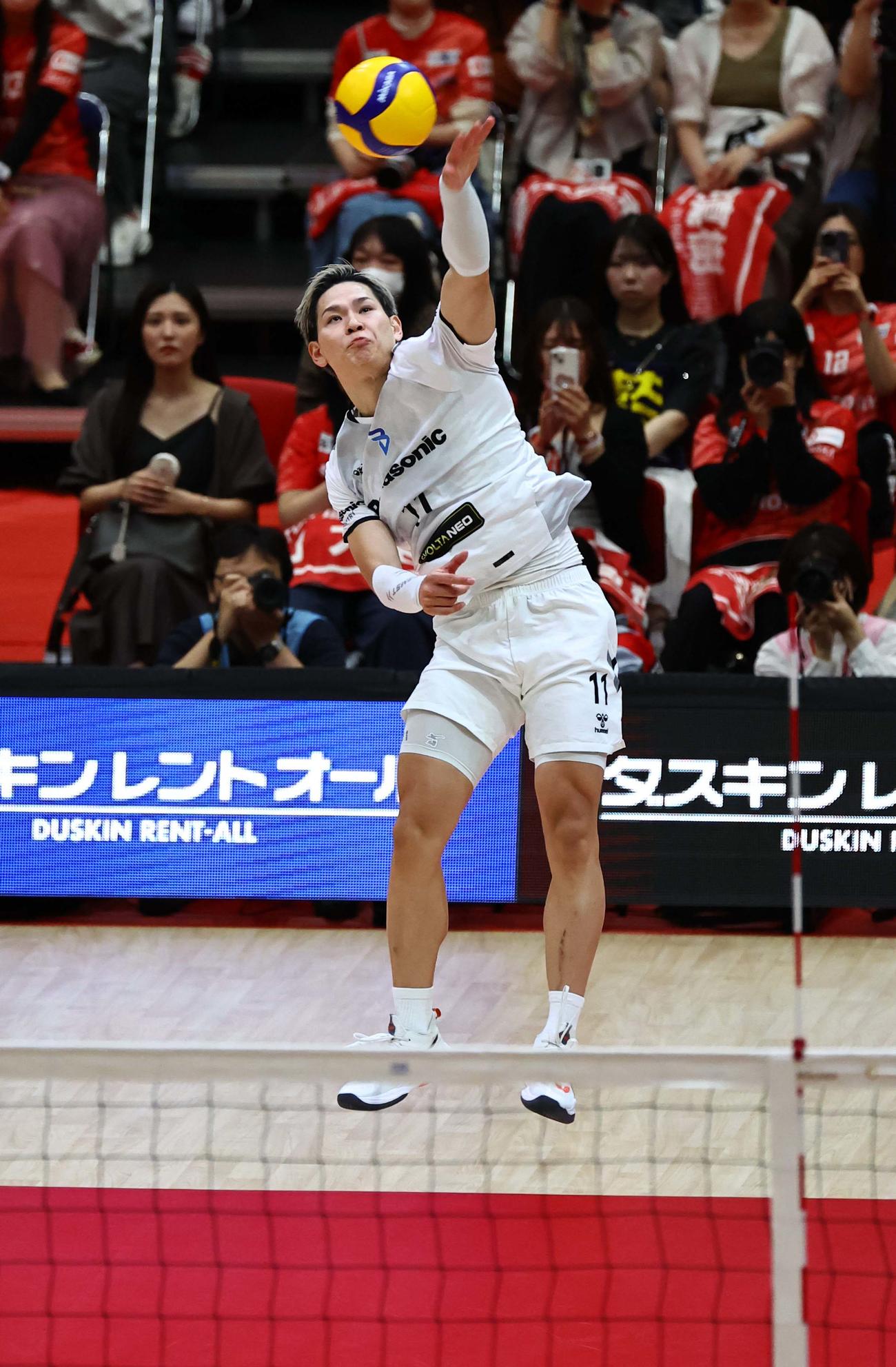 サントリー対大阪B　サーブを放つ大阪B西田（撮影・上田博志）