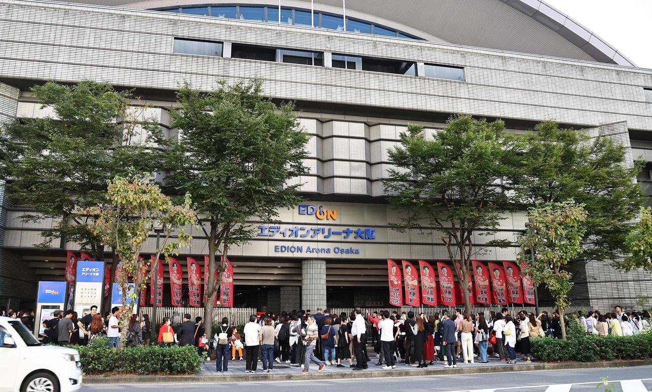 サントリー対大阪B　会場外で長蛇の列を作るファン（撮影・上田博志）