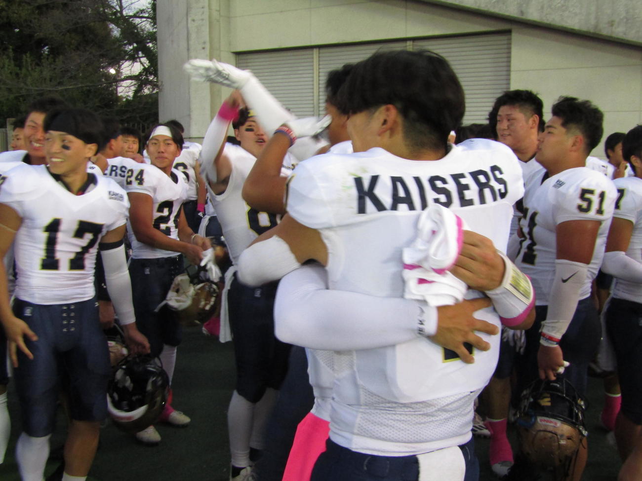 立命大を撃破した関大の選手は抱き合って喜ぶ。手前の背中はWR溝口駿斗