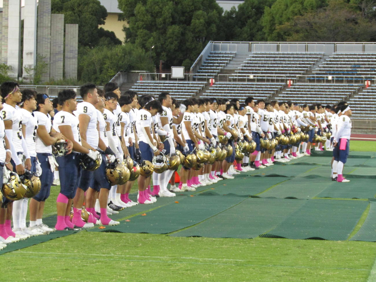 立命大を撃破した関大の選手はスタンドに向かって整列