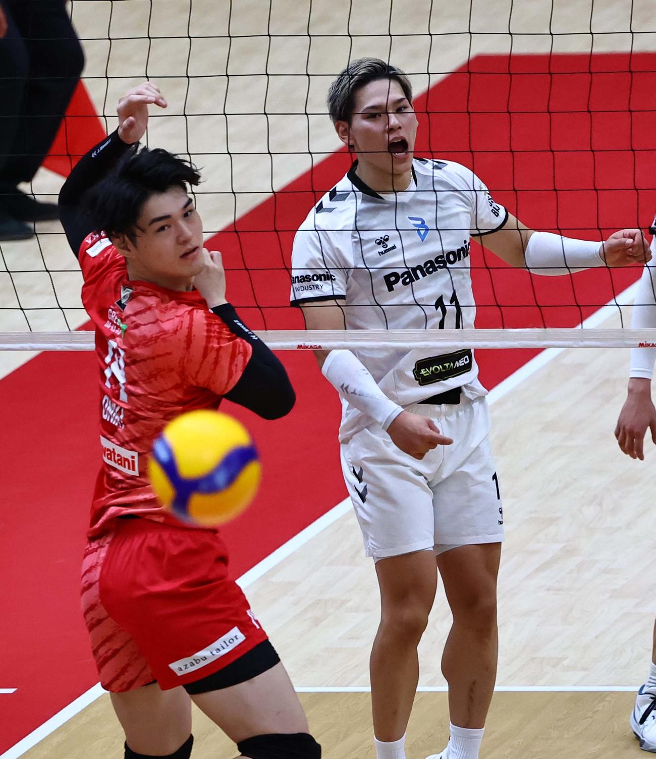 サントリー対大阪B　アタックを決めた大阪B西田は雄たけびを上げる（撮影・上田博志）