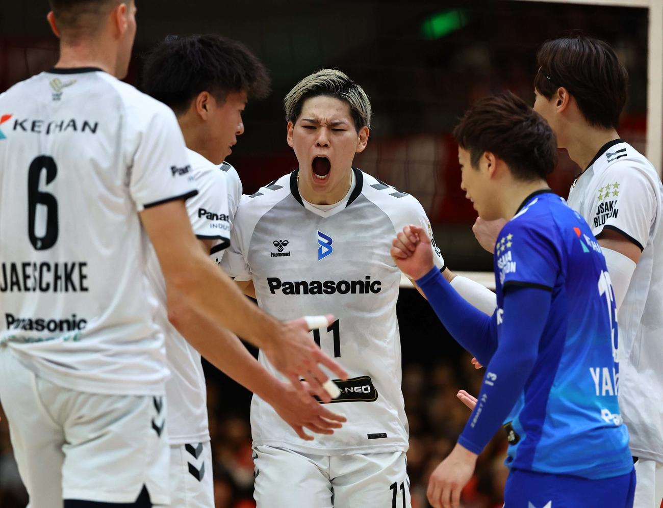 サントリー対大阪B　得点を上げた大阪B西田（中央）は雄たけびを上げる（撮影・上田博志）