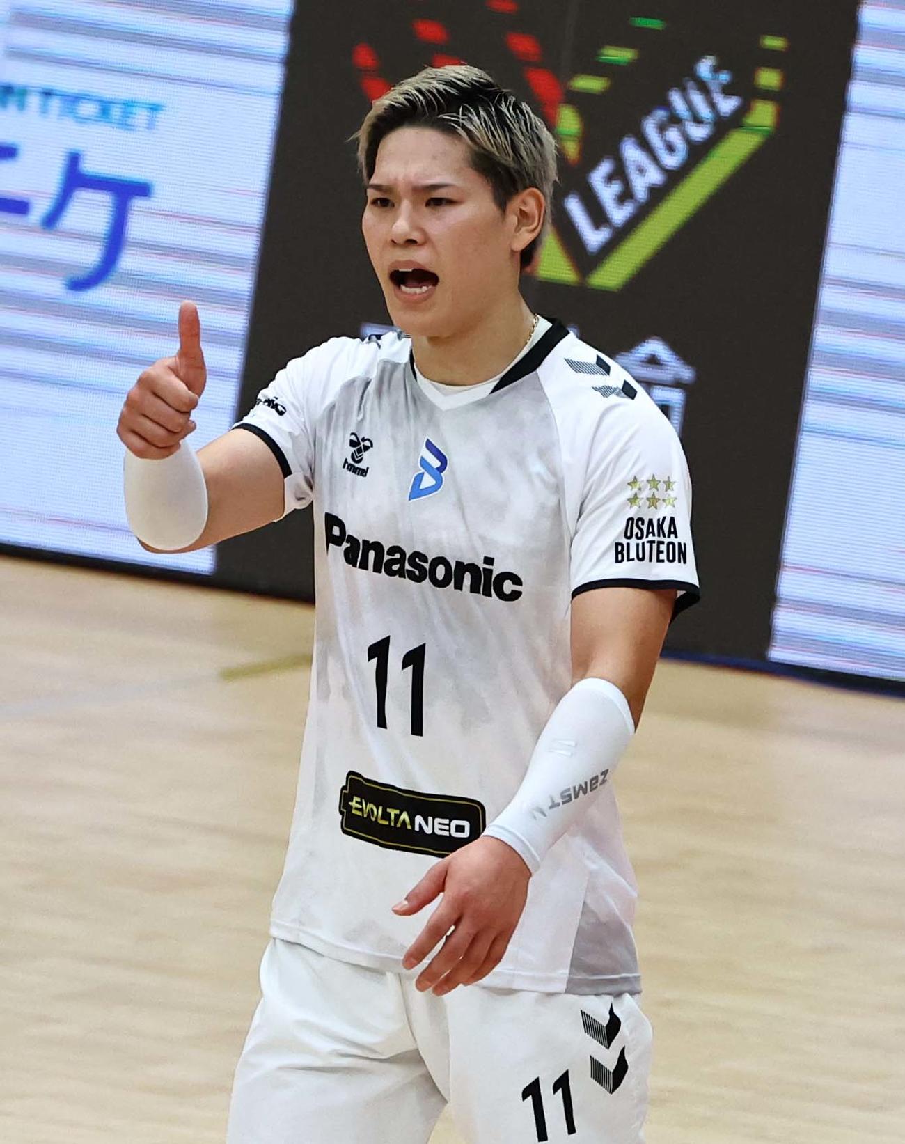 サントリー対大阪B　サムズアップポーズを見せる大阪B西田（撮影・上田博志）