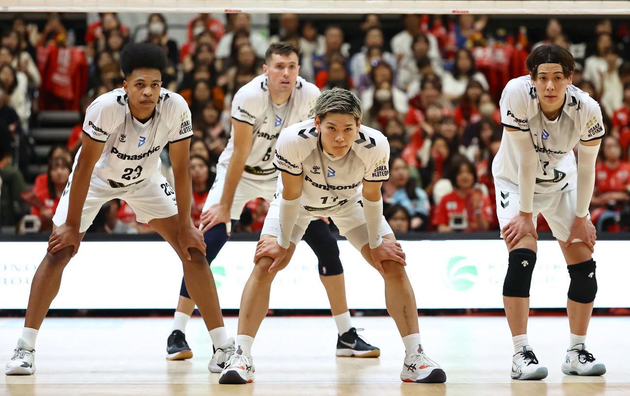 サントリー対大阪B　サーブに備える左から大阪Bラリー、トーマス、西田、永露（撮影・上田博志）