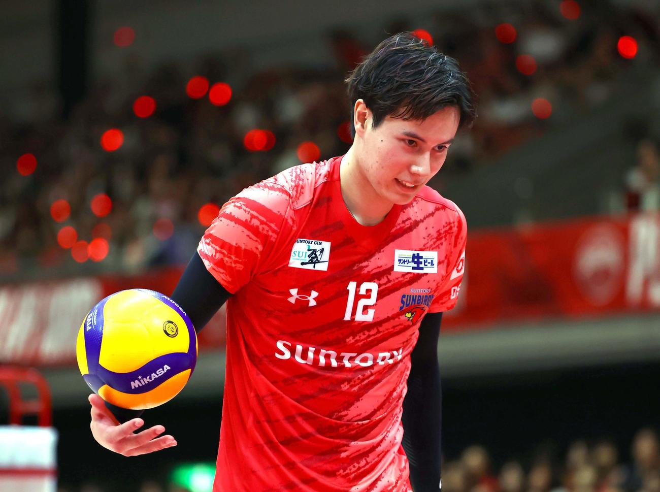 サントリー対大阪B　サーブ前に集中した表情を見せるサントリー高橋藍（撮影・上田博志）