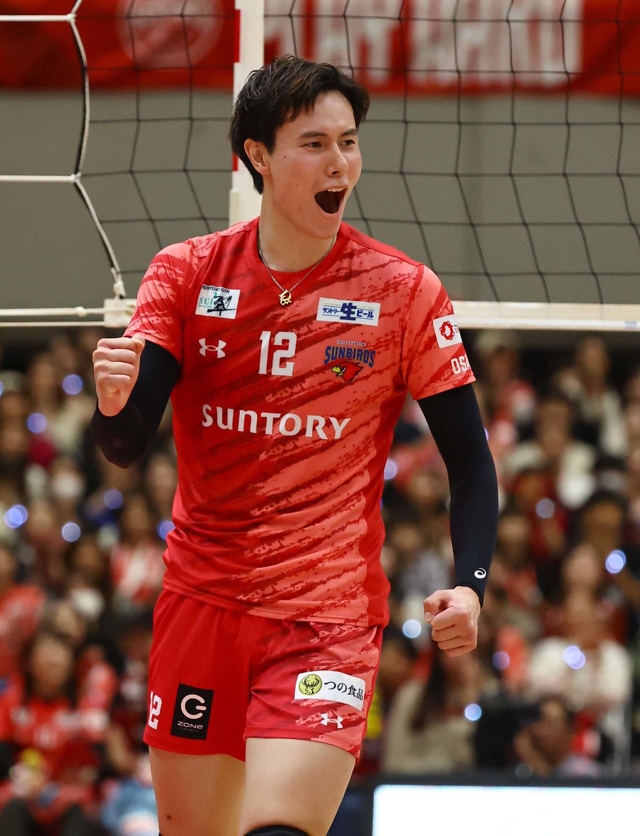 サントリー対大阪B　得点を決めたサントリー高橋藍はガッツポーズをする（撮影・上田博志）