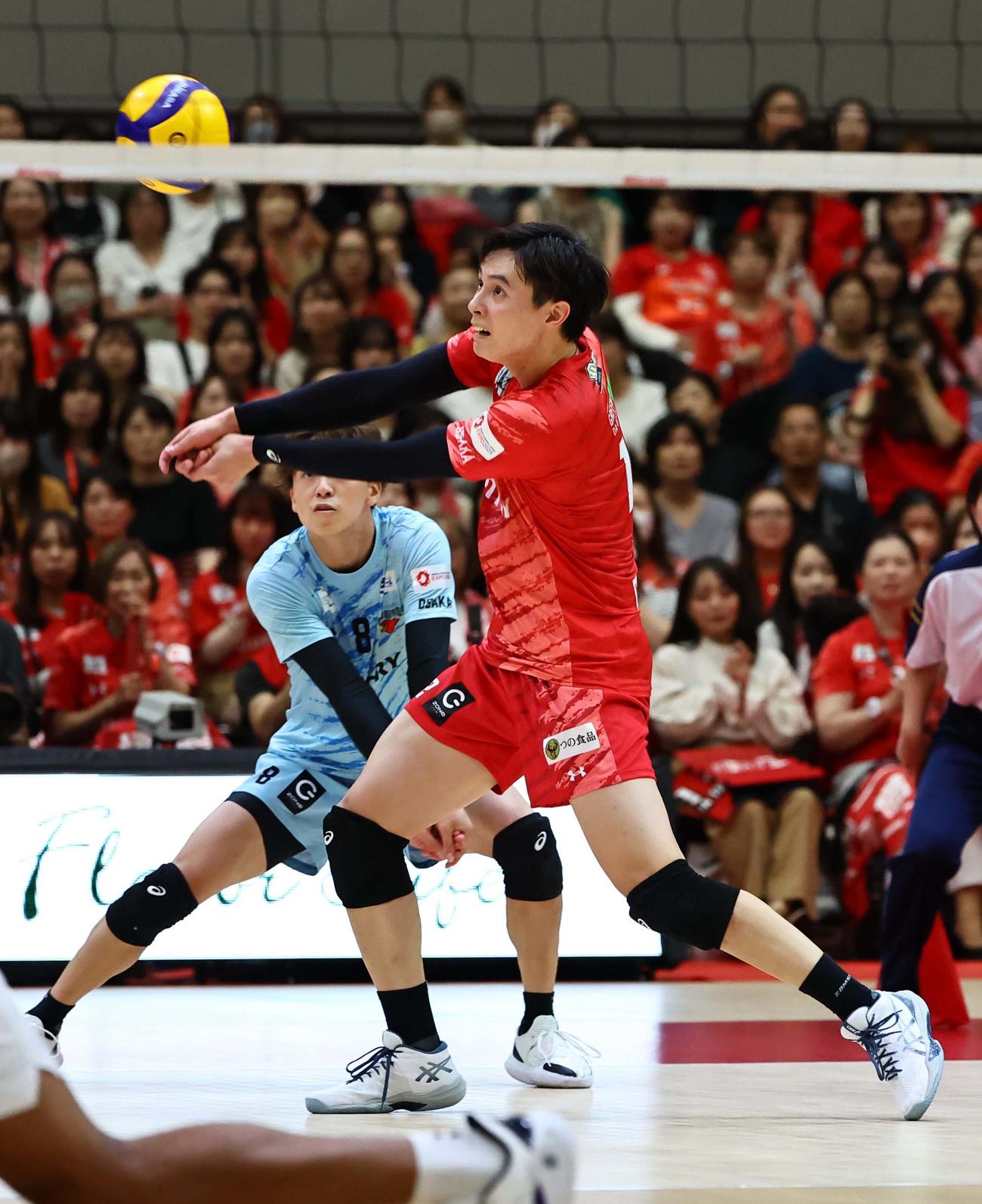 サントリー対大阪B　レシーブするサントリー高橋藍（撮影・上田博志）
