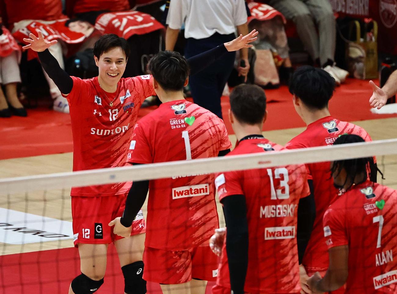 サントリー対大阪B　サントリー高橋藍（左）は笑顔を見せて得点を喜ぶ（撮影・上田博志）
