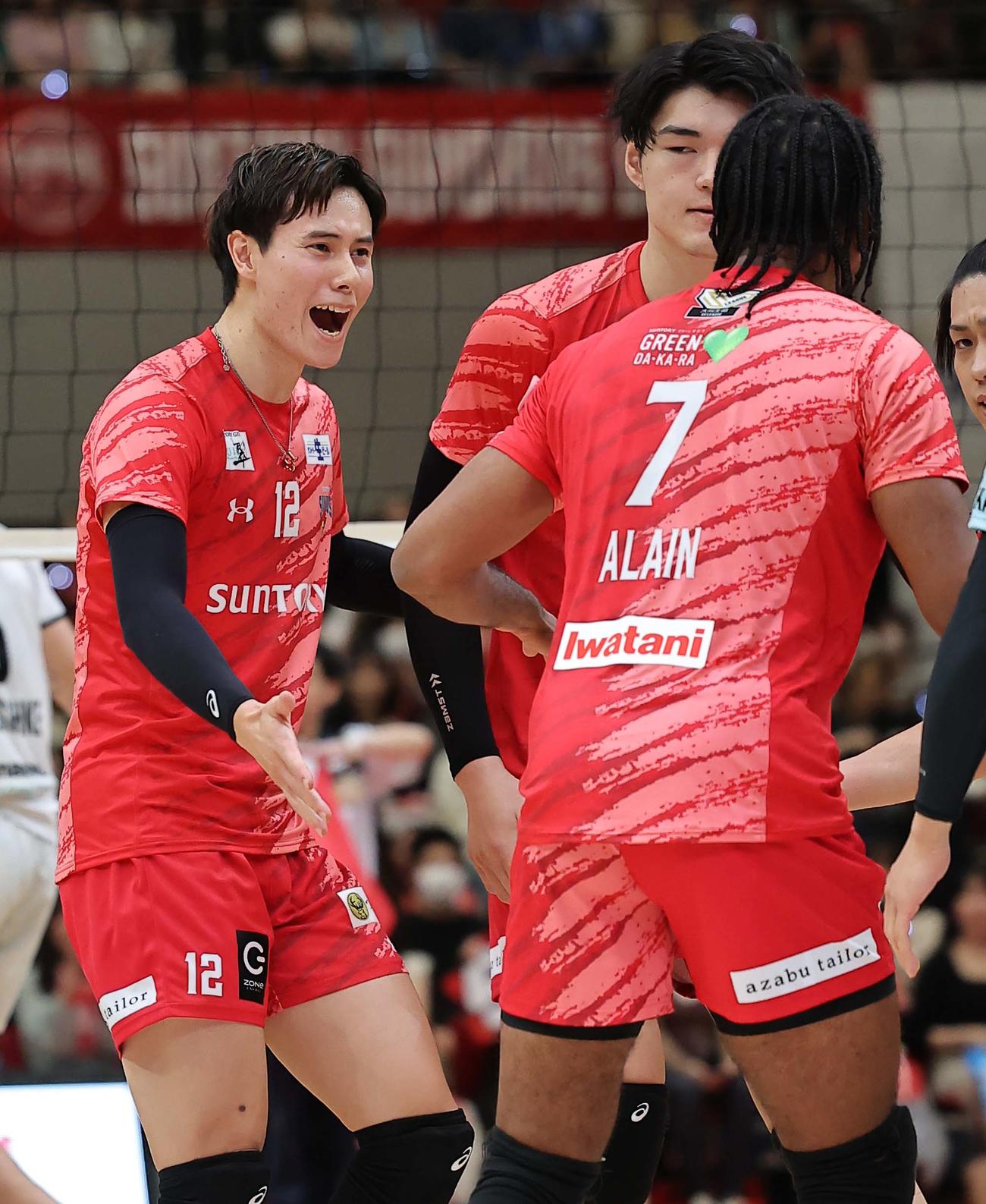 サントリー対大阪B　得点を決め雄たけびを上げるサントリー高橋藍（撮影・上田博志）