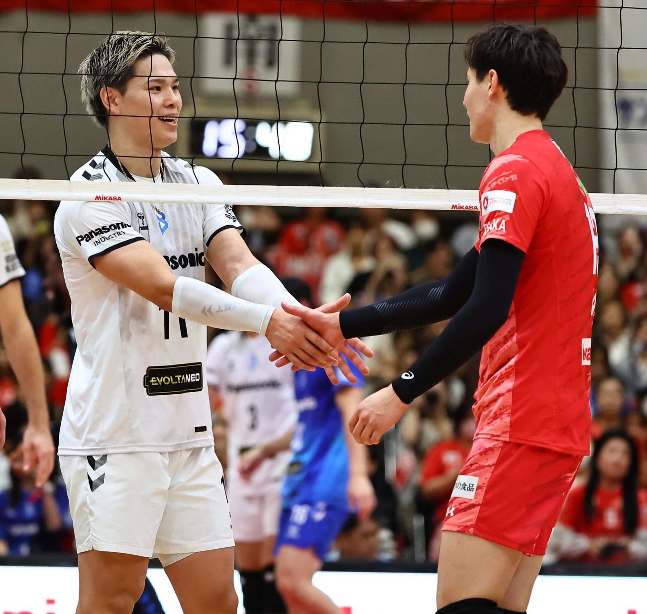 サントリー対大阪B　勝利した大阪B西田（左）はサントリー高橋藍と握手を交わす（撮影・上田博志）