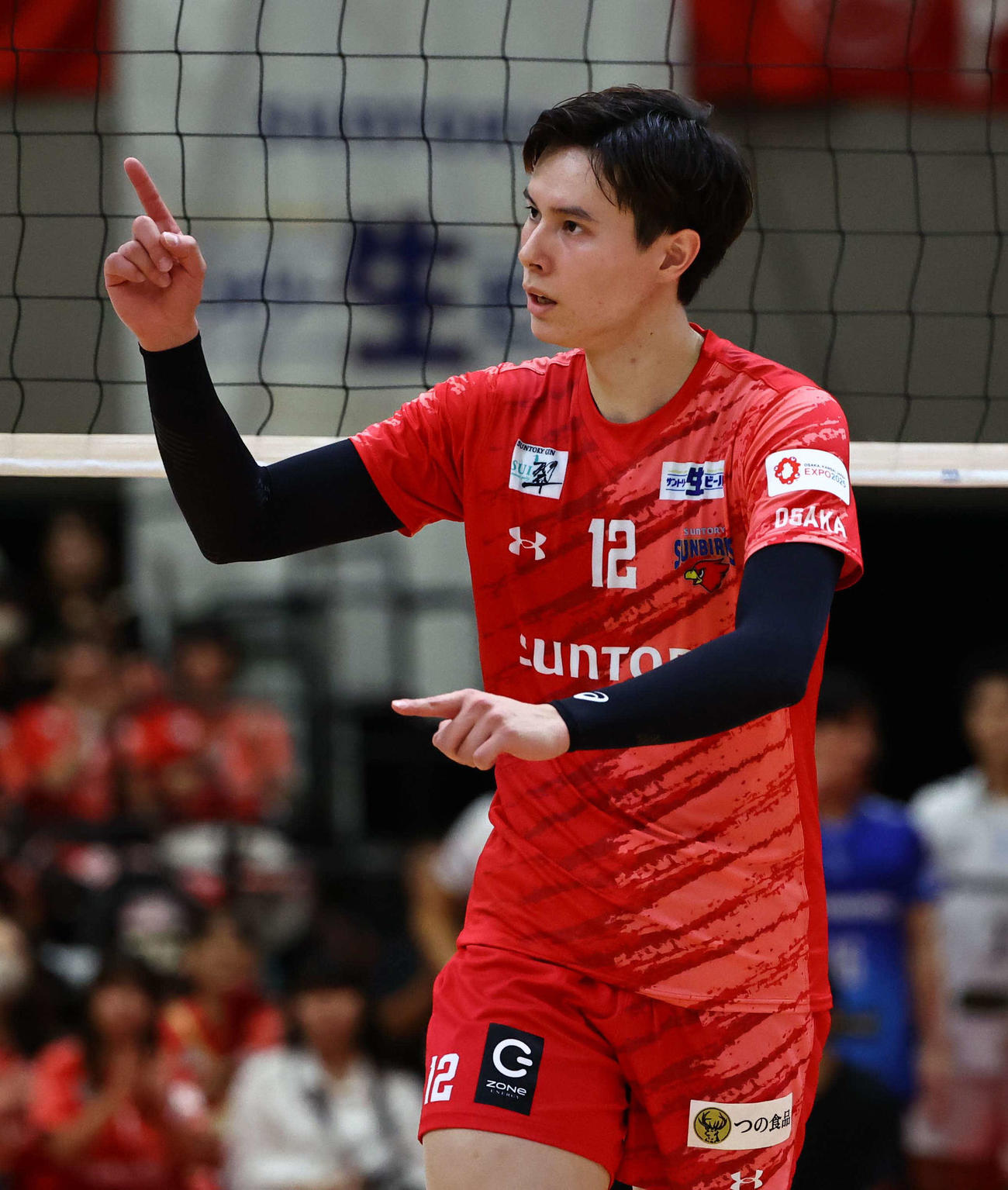 サントリー対大阪B　得点を決めたサントリー高橋藍はポーズを決める（撮影・上田博志）
