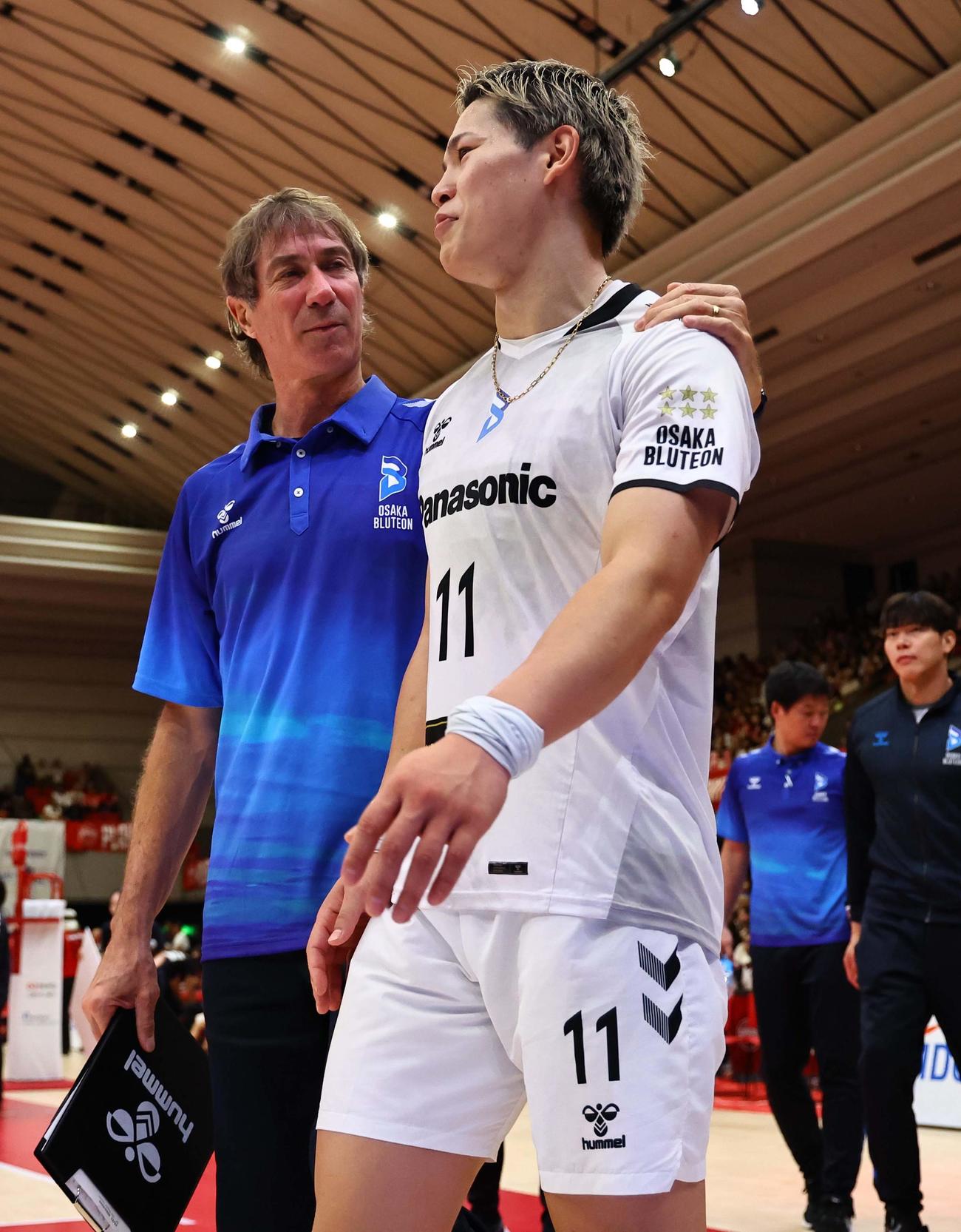 サントリー対大阪B　勝利した大阪Bロランヘッドコーチ（左）は西田と話しながら引き揚げる（撮影・上田博志）