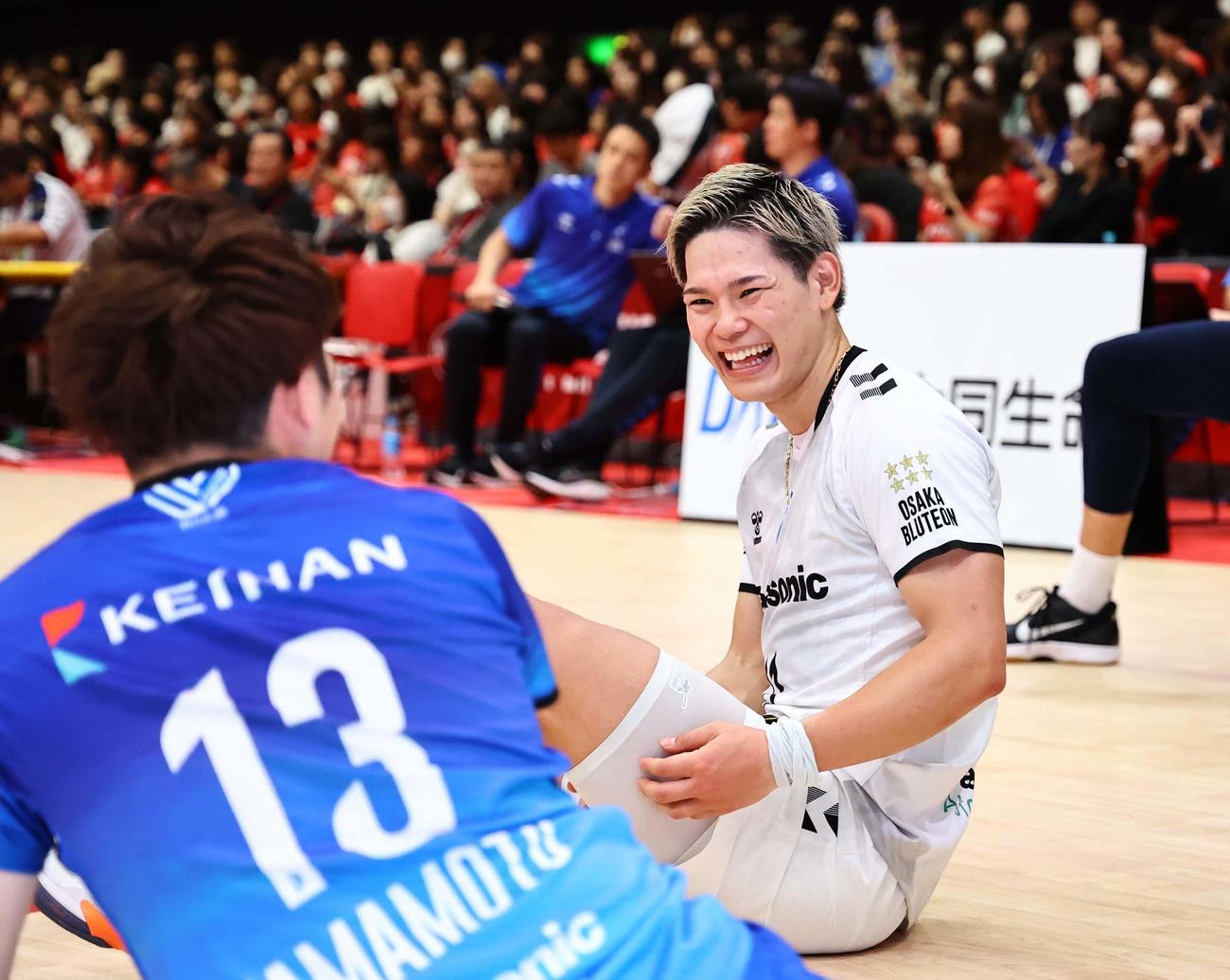 サントリー対大阪B　勝利した大阪B西田は笑顔を見せる（撮影・上田博志）